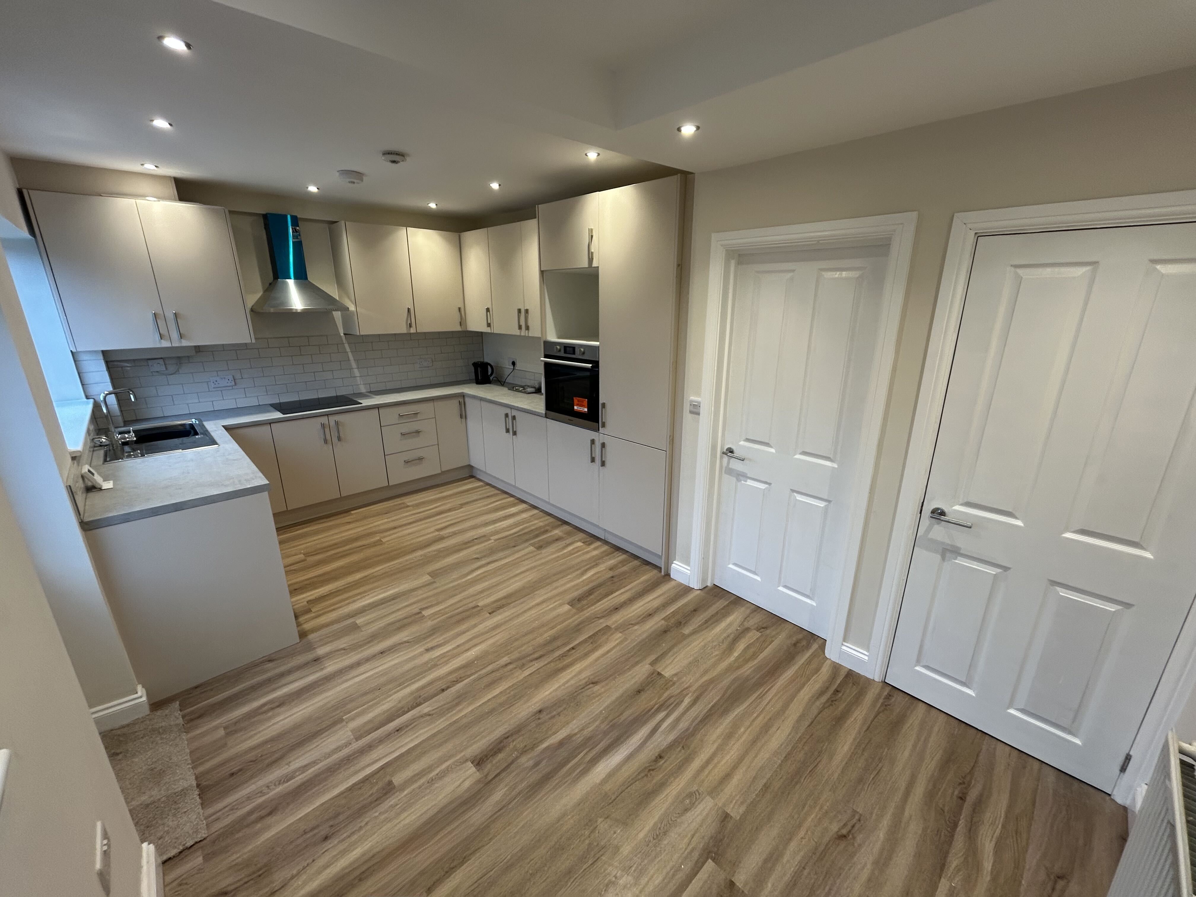 Cream shaker kitchen with tiled splashback