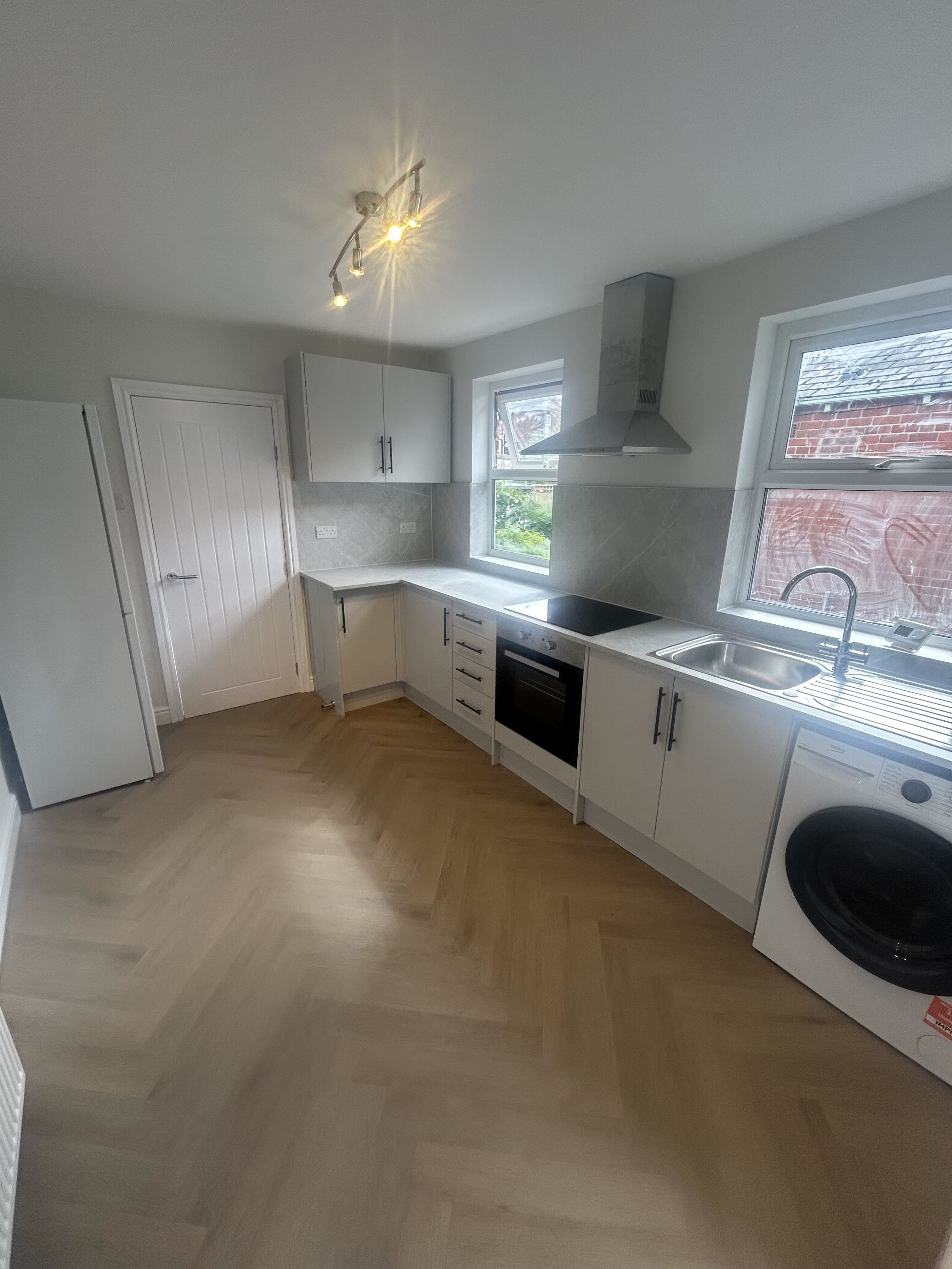 Compact kitchen with the worktop run planned under the window